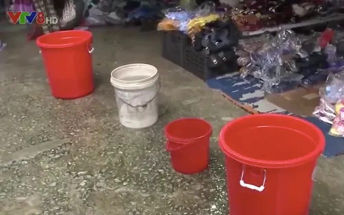 Lũ cuốn trôi hệ thống cấp nước, 300 hộ dân Quảng Ngãi mất nước sinh hoạt