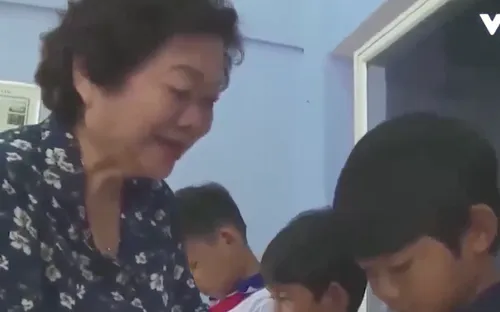 Trao học bổng "Vừ A Dính" và "Nâng bước em đến trường"