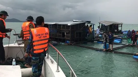 Cảnh sát biển cứu nhiều người bị mắc kẹt tại các đảo trong bão