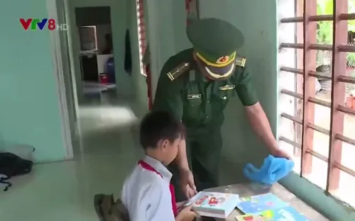 Phong trào “Nâng bước em đến trường” của Bộ đội Biên phòng Thừa Thiên Huế