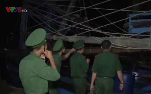 Tàu cá BĐ 97882 TS đưa thuyền viên vào bờ cấp cứu an toàn