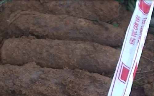 Quảng Trị: Phát hiện 27 quả đạn pháo trong vườn nhà dân