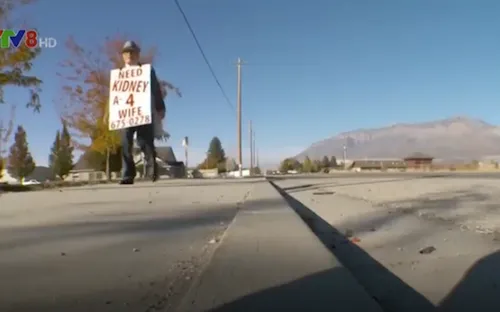 Cụ ông 74 tuổi người Mỹ đi bộ tìm người hiến thận cho vợ