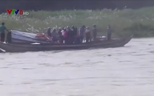 Bất an từ những chuyến đò ngang giữa mùa lũ