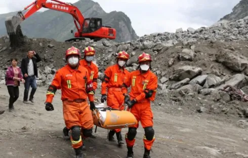 Lực lượng cứu hộ Trung Quốc cứu sống 9 người sau động đất