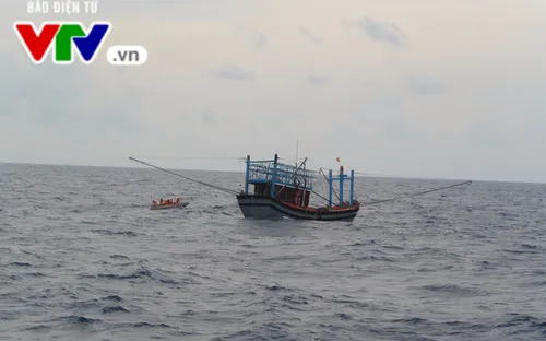 Các tỉnh miền Trung cấm biển và khẩn trương kêu gọi tàu thuyền