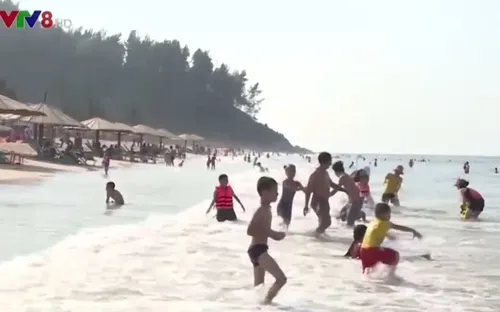 Biển Hà Tĩnh đón hàng trăm nghìn lượt khách dịp lễ