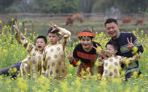 Gia đình BTV Trần Quang Minh rạng rỡ du xuân đầu năm