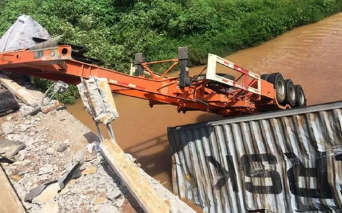 Gia Lai: Xe đầu kéo lao xuống vực, Quốc lộ 19 tắc nghẽn