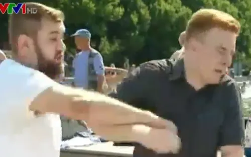 Nga: Phóng viên bị hành hung khi đang lên hình