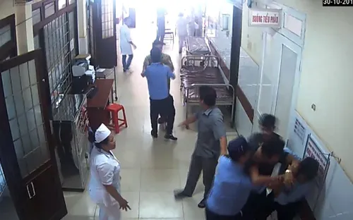 Clip: Người nhà bệnh nhân say rượu hành hung bảo vệ bệnh viện ở Đắk Lắk