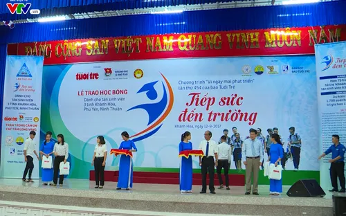 Trao học bổng "Tiếp sức đến trường" cho sinh viên nghèo khu vực Nam Trung Bộ