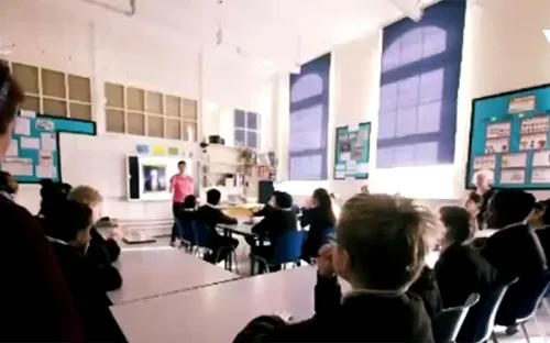 Trường học dạy dấu hiệu nhận biết hoạt động buôn người tại Anh