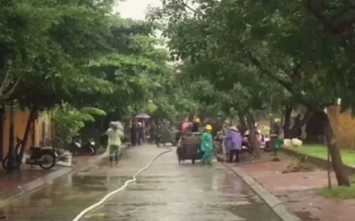 Nước lũ rút, Hội An ra quân dọn dẹp vệ sinh môi trường