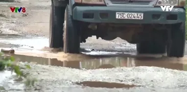 Thừa Thiên - Huế: Né trạm thu phí Phú Bài, xe "cày" nát đường làng