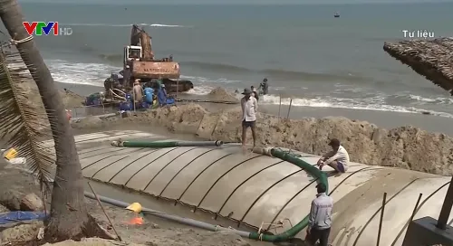 Phát hiện tàu hút cát trái phép tại Cửa Đại