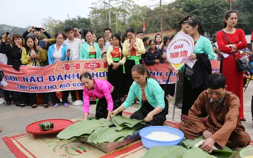 Sôi nổi hội thi gói bánh chưng, giã bánh giầy dịp Giỗ tổ Hùng Vương