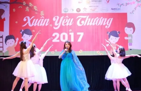 'Xuân Yêu Thương' trao 1000 suất quà từ thiện cho trẻ ở Hà Nội