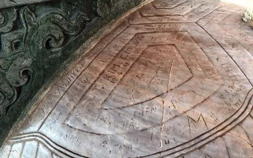 Cần chấm dứt viết, vẽ bậy lên báu vật quốc gia