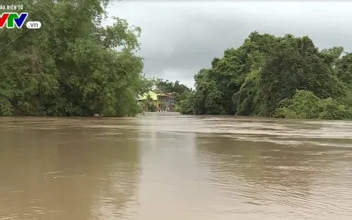 Nhiều khu vực thị xã Ninh Hoà (Khánh Hòa) ngập sâu trong nước