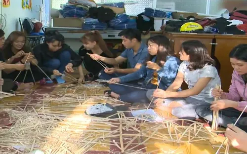 Sinh viên học kỹ năng sống từ các hoạt động trải nghiệm