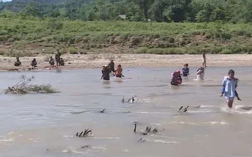 Học sinh miền núi Đakrông, Quảng Trị lội sông đến trường trong mùa mưa bão