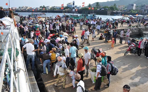 Hàng ngàn người dân Lý Sơn trở về quê đón Tết sau ngày biển động