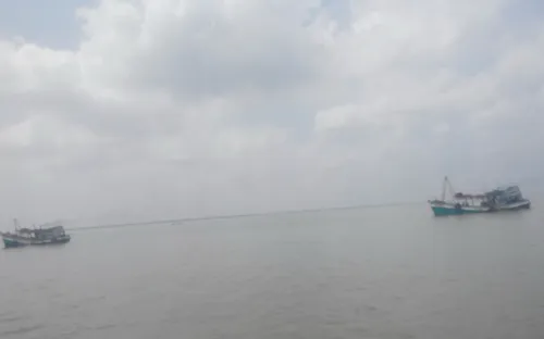 Vùng biển từ Bình Thuận đến Cà Mau có mưa giông trong chiều và đêm nay