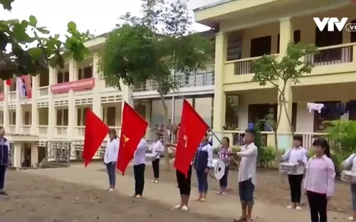 Nậm Păm vượt lũ đón năm học mới