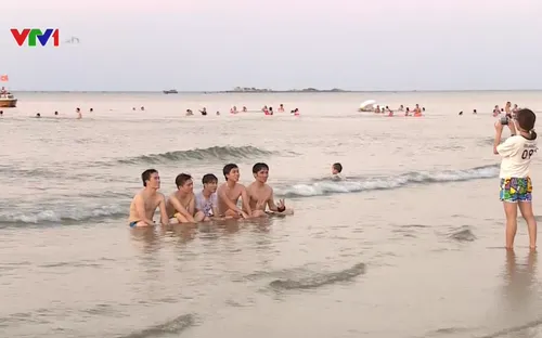 Nắng nóng, người dân miền Trung đổ xô ra biển giải nhiệt