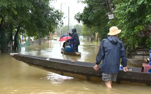 Thừa Thiên - Huế: Lũ lớn trên các sông, 7.070 hộ bị ngập, một người chết