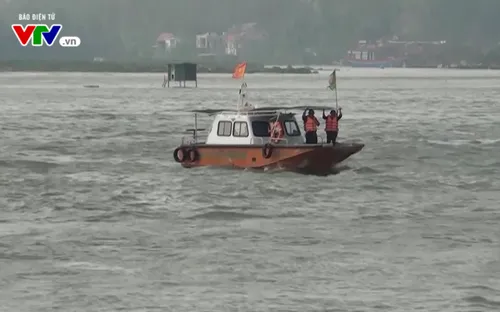 Nghệ An: Lật tàu, 12 thuyền viên được cứu nạn an toàn