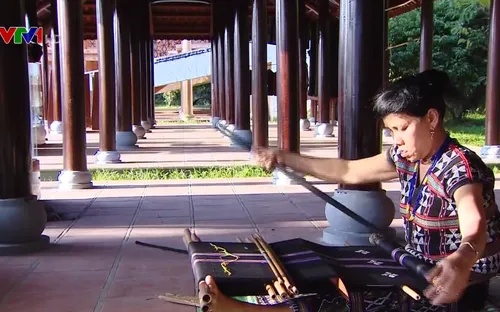 Người phụ nữ dân tộc Tà Ôi hồi sinh nghề dệt thổ cẩm