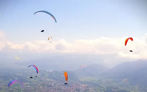 Những màn biểu diễn đẹp mắt trong giải vô địch dù lượn