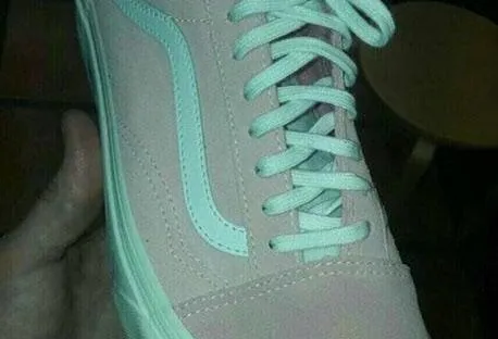 Đố bạn biết chiếc giày này màu gì?