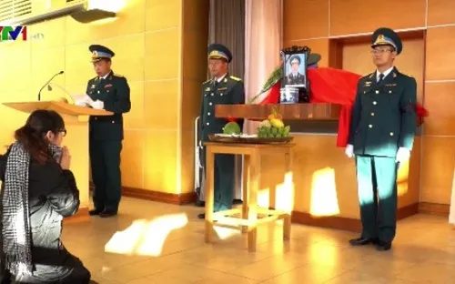Thi hài Thiếu tá phi công Nguyễn Thành Trung được hỏa táng tại Anh