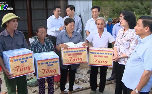 Phó Chủ tịch nước tặng quà cho người dân vùng bão Hà Tĩnh