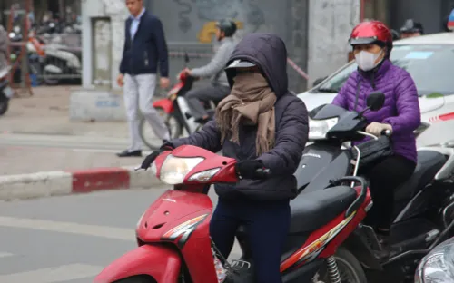 Người Hà Nội "kín mít" trong gió rét ngày đông