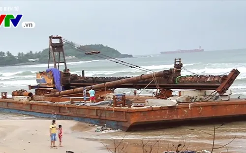 Quảng Ngãi: Sà lan mắc cạn hơn nửa tháng chưa được "giải cứu"