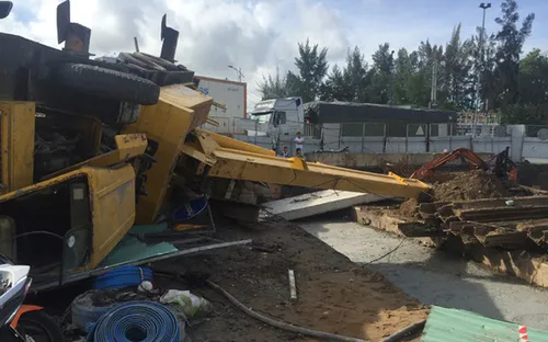 Sập cần cẩu nặng trăm tấn, 1 người bị thương nặng