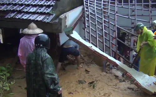 Clip: Sạt lở đất kinh hoàng ở Quảng Nam vùi lấp 5 người, 4 người bị thương