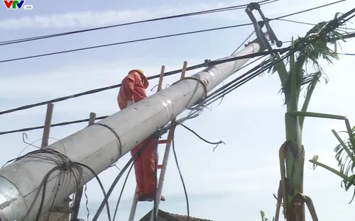 Quảng Bình: Nỗ lực khắc phục hệ thống điện lưới sau bão