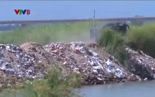 Người dân Phú Yên bức xúc vì lòng sông Ba biến thành bãi đổ phế thải