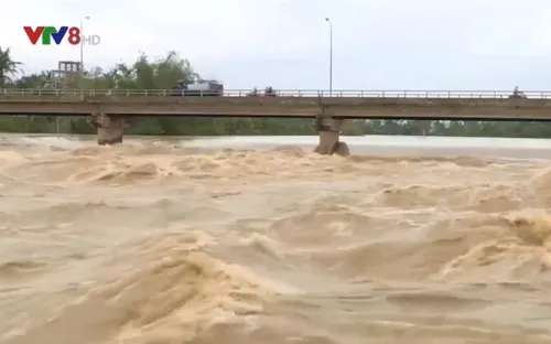 Mưa lớn gây sạt lở kè ở Nha Trang