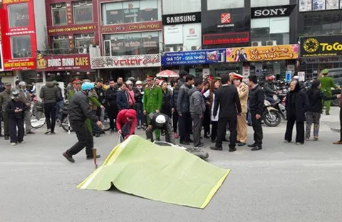 Hà Nội: Nữ sinh lớp 12 đi xe đạp điện bị xe bồn cán tử vong