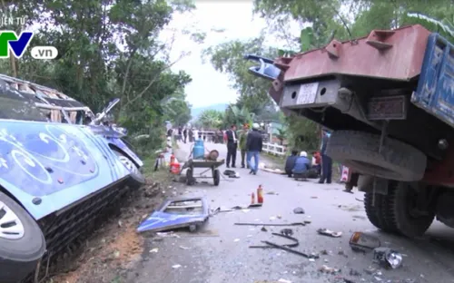 Quảng Nam: Ô tô khách va chạm xe cẩu, hai người tử vong