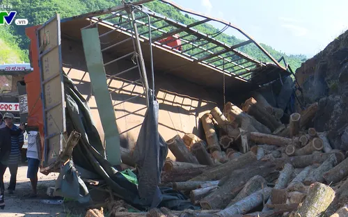 Phú Yên: Xe đâm vào vách núi, 2 người thương vong