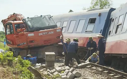 Tàu hỏa trật bánh tại Quảng Bình, hàng trăm hành khách may mắn thoát chết