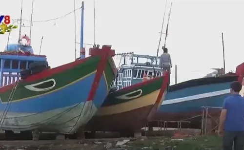 Ngư dân Lý Sơn sửa chữa, tân trang tàu cá trước Tết