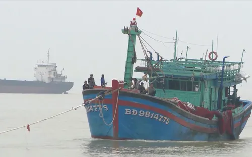 Vùng 3 Hải quân cứu hộ tàu cá Bình Định và 16 ngư dân gặp nạn